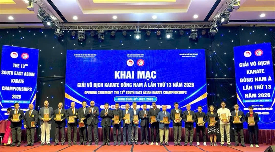 Không chỉ mang ý nghĩa về chuyên môn, các giải đấu quốc tế còn tạo ra những giá trị kinh tế rõ nét. Hàng nghìn vận động viên, huấn luyện viên, trọng tài, chuyên gia, quan chức và người hâm mộ quốc tế đến Việt Nam tham dự các giải đấu đã góp phần gia tăng nhu cầu về lưu trú, vận tải, ẩm thực, mua sắm, truyền thông, quảng cáo và các dịch vụ du lịch. Đây là chuỗi giá trị mà nhiều quốc gia đã khai thác hiệu quả để phát triển kinh tế thể thao, đồng thời nâng cao sức hấp dẫn của điểm đến thông qua các sự kiện quốc tế. Giải vô địch Karate Đông Nam Á lần thứ 13 tại Ninh Bình là một ví dụ tiêu biểu. Với gần 700 đại biểu, quan chức, trọng tài, huấn luyện viên và vận động viên của 11 quốc gia Đông Nam Á tham dự, giải đấu đã được tổ chức chuyên nghiệp, đáp ứng đầy đủ các tiêu chuẩn quốc tế từ công tác chuyên môn, hậu cần, an ninh, y tế, truyền thông đến phục vụ các đoàn. Thành công của giải không chỉ được ghi nhận qua những đánh giá tích cực từ các tổ chức quốc tế mà còn góp phần quảng bá hình ảnh Ninh Bình - vùng đất giàu giá trị văn hóa và du lịch - đến đông đảo bạn bè quốc tế. Bên cạnh đó, việc đội tuyển Karate Việt Nam giành ngôi Nhất toàn đoàn càng tạo thêm sức lan tỏa cho giải đấu và nâng cao vị thế của thể thao Việt Nam trong khu vực. Hay như Giải vô địch Khiêu vũ thể thao châu Á 2026,tại Thành phố Hồ Chí Minh tiếp tục khẳng định khả năng tổ chức các sự kiện thể thao quy mô lớn của Việt Nam. Giải đấu quy tụ các đoàn đến từ 32 quốc gia và vùng lãnh thổ với hàng nghìn vận động viên, huấn luyện viên, trọng tài và chuyên gia quốc tế, tranh tài ở 52 nội dung thuộc hệ thống Liên đoàn Khiêu vũ thể thao Thế giới (WDSF), trong đó có 35 nội dung vô địch châu Á. Công tác tổ chức bài bản, chuyên nghiệp cùng chất lượng chuyên môn cao đã góp phần nâng tầm hình ảnh của Việt Nam trong mắt các tổ chức thể thao quốc tế. Đội tuyển Việt Nam cũng thi đấu thành công khi giành ngôi Nhất toàn đoàn, tạo nên dấu ấn kép khi vừa tổ chức thành công giải đấu, vừa khẳng định vị thế chuyên môn trên sân nhà. Cùng với đó, Thành phố Hồ Chí Minh tiếp tục đăng cai thành công Giải vô địch Pickleball châu Á mở rộng 2026 cũng cho thấy khả năng nắm bắt xu hướng phát triển của các môn thể thao mới. Với hơn 1.000 vận động viên trong nước và quốc tế tham dự, tổng giá trị giải thưởng hơn 55.000 USD và được tính điểm trên hệ thống xếp hạng thế giới, giải đấu không chỉ góp phần phát triển phong trào pickleball mà còn mở rộng thị trường kinh doanh thiết bị thể thao, dịch vụ sân bãi, tài trợ, truyền thông và bản quyền phát sóng.
