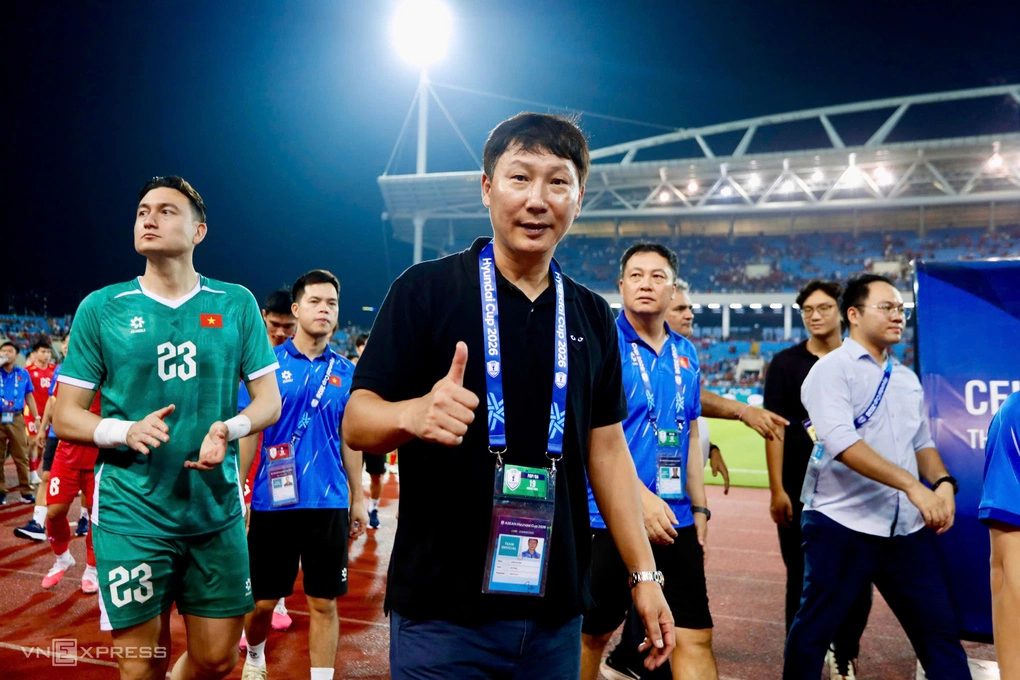 HLV Kim Sang-sik (áo đen) sau trận Việt Nam thắng Malaysia 2-0 ở lượt về bán kết ASEAN Cup 2026, trên sân Mỹ Đình, Hà Nội ngày 19/8/2026. Ảnh: Hai Tư